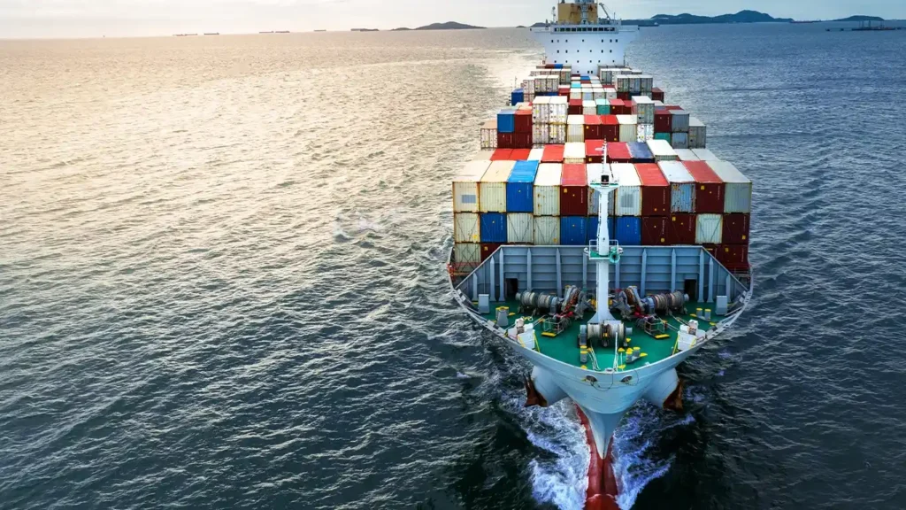 Barco de carga con contenedores navegando. Banner sobre abastecimiento de suministros industriales locales e importados en EFC.