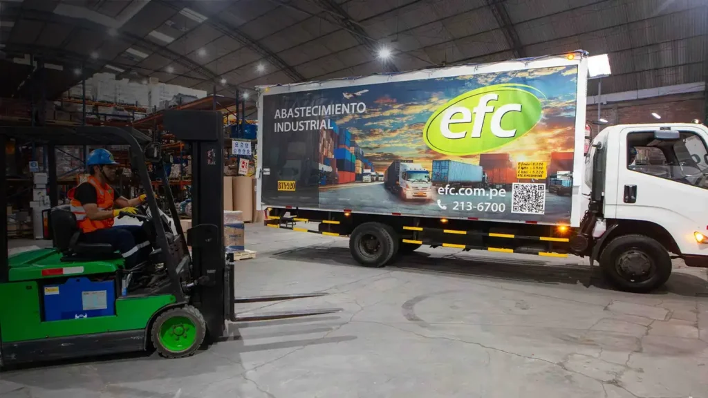 Trabajador operando montacargas frente a camión de EFC rotulado con mensaje de abastecimiento industrial. Banner sobre acuerdos comerciales y optimización de compras.